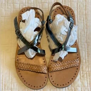 NWOT UGG Woven Metallic Sandal 8